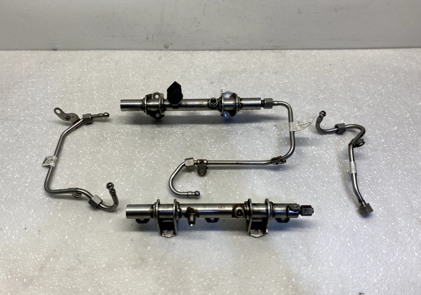 2015-2018 Porsche Macan Left Right Engine Fuel Rail & Line Set PO15 OEM