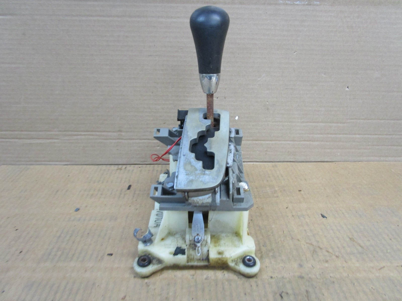 04-08 Suzuki Forenza Automatic Transmission Shift Gear Shifter Knob 2004-2008 04-08 Suzuki Forenza Automatic Transmission Shift Gear Shifter Knob 2004-2008
