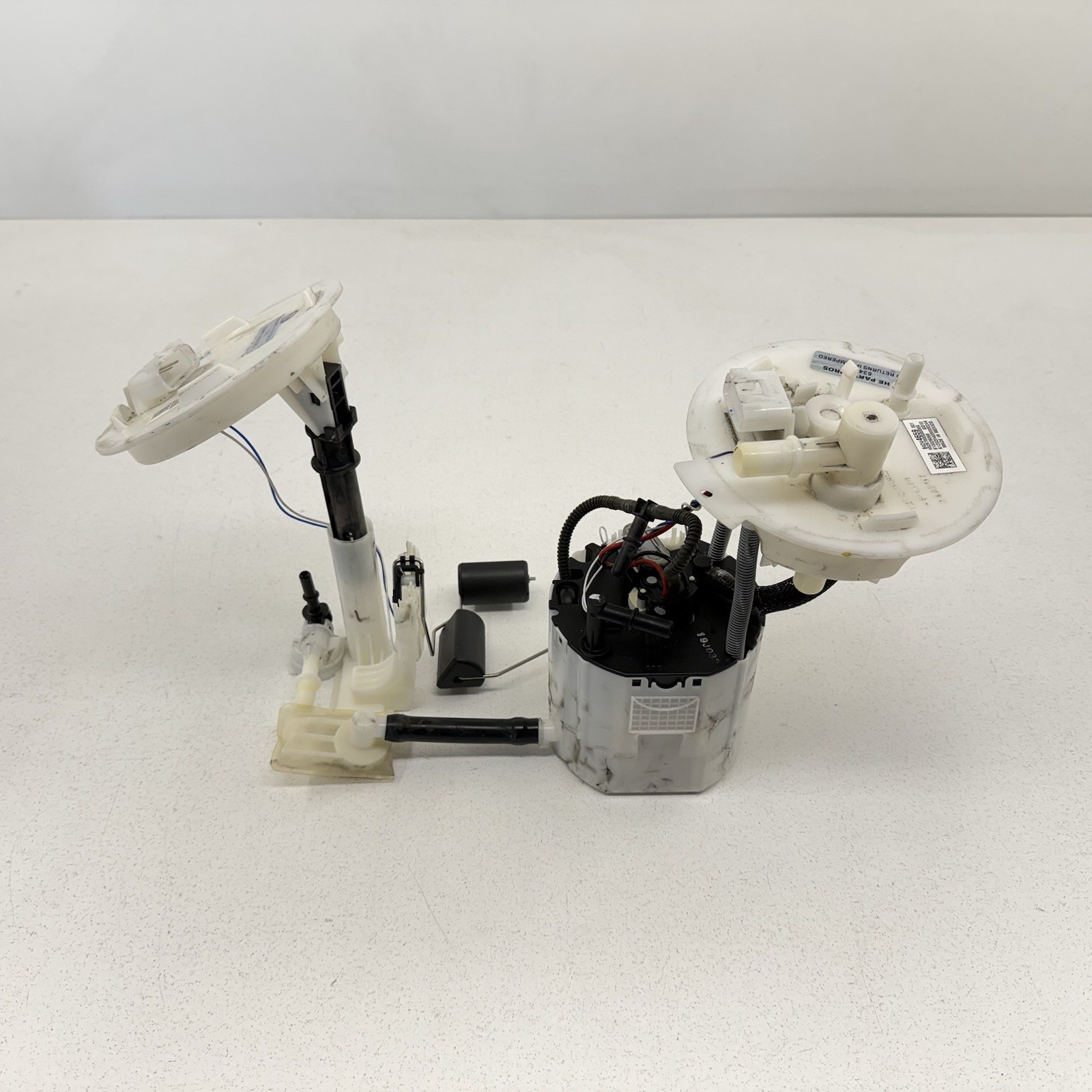 17-24 Chevrolet Camaro ZL1 1LE Gas Tank Fuel Pump Sending Unit Pair OEM 17-24 Chevrolet Camaro ZL1 1LE Gas Tank Fuel Pump Sending Unit Pair OEM