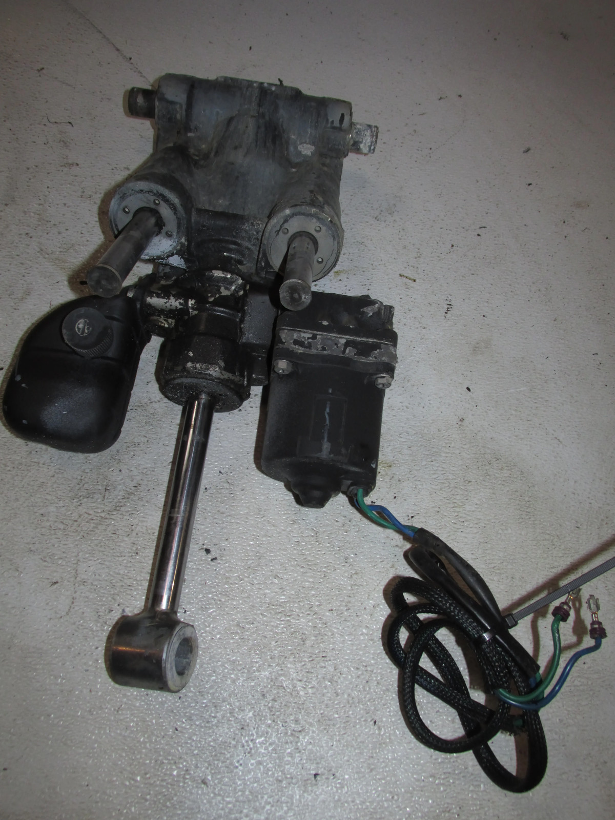 Johnson 150hp 60 Degree 2 Stroke Outboard Tilt Trim Unit (5005113)