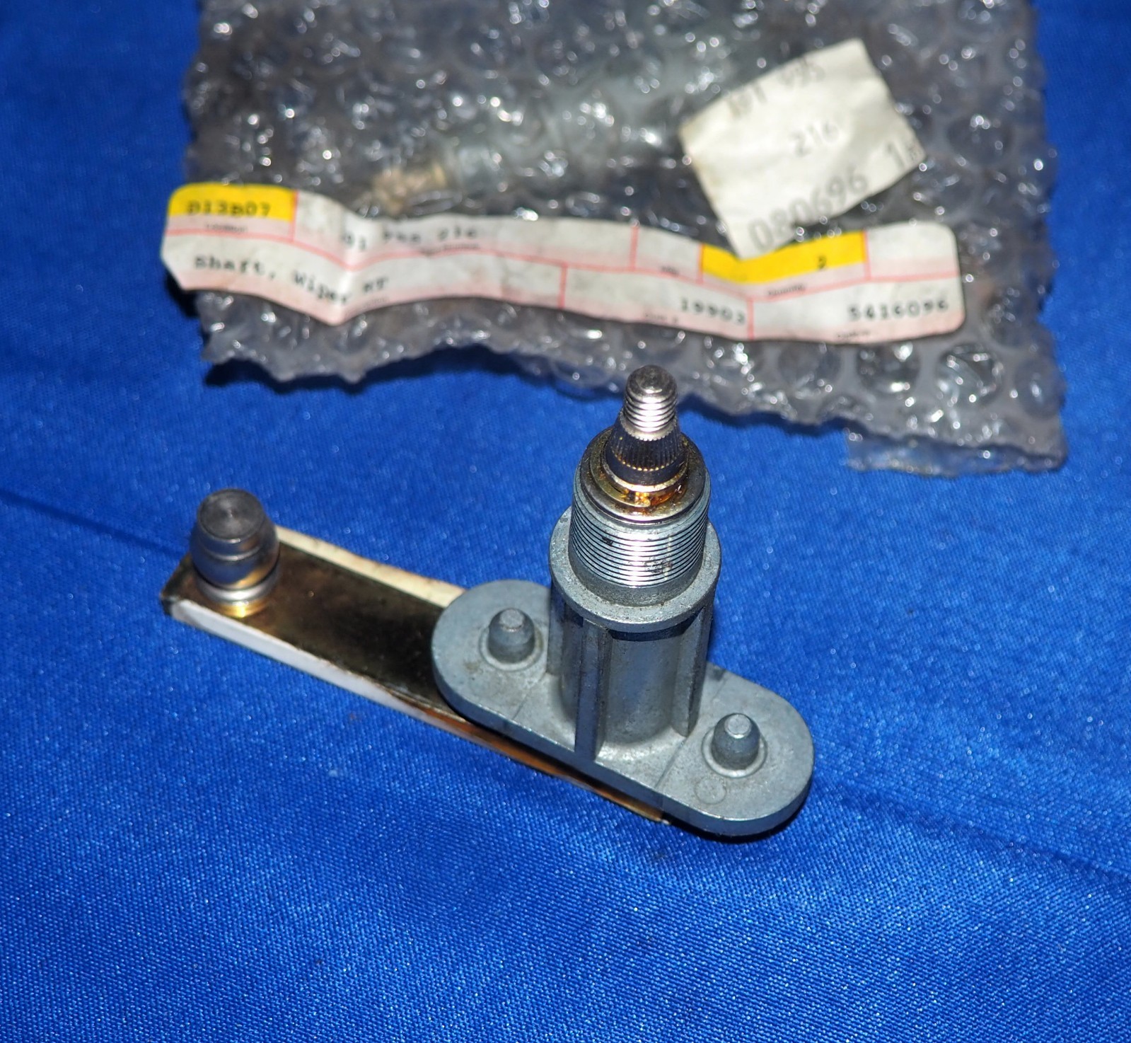 NOS OEM 1985-1992 VW Jetta Golf Mk2 Right Passenger Side Windshield Wiper Pivot
