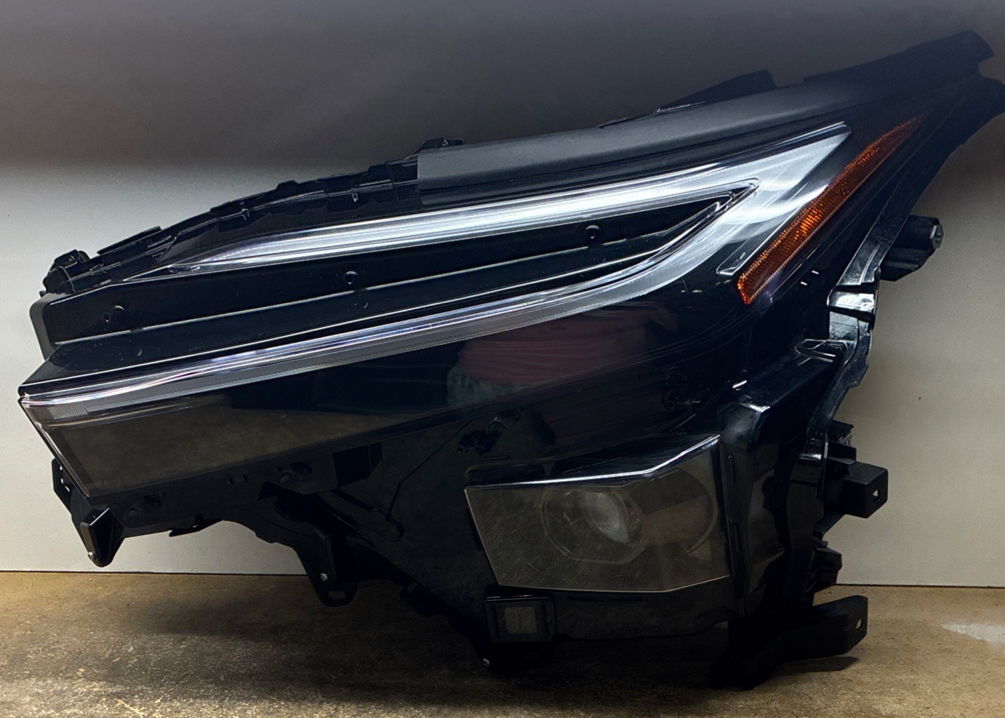 2026 - 2027 Toyota BZ BZ4X Left LH Side Headlight Used OEM 2026 - 2027 Toyota BZ BZ4X Left LH Side Headlight Used OEM