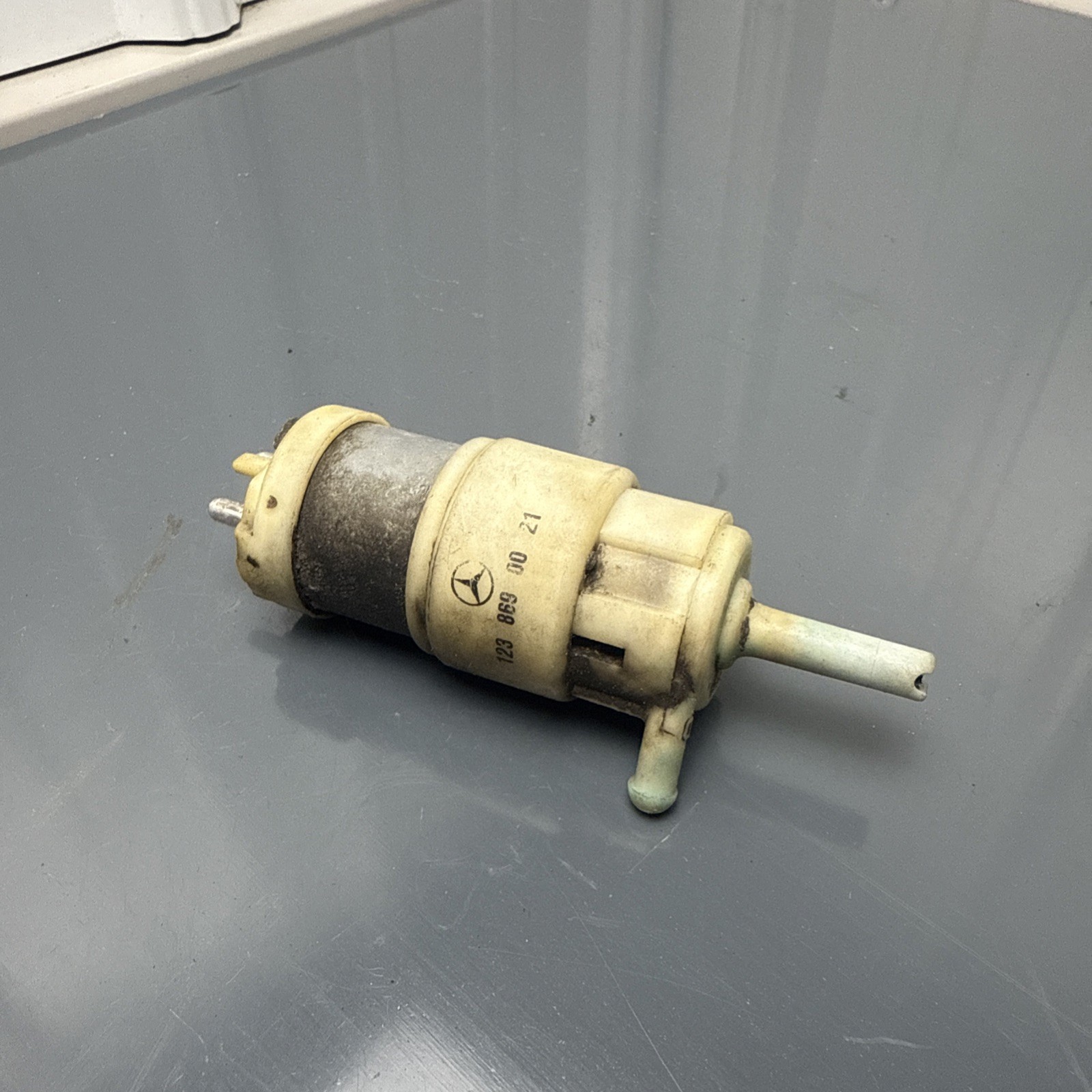 75-85 MERCEDES W123 WINDSHIELD WASHER FLUID PUMP OEM 75-85 MERCEDES W123 WINDSHIELD WASHER FLUID PUMP OEM