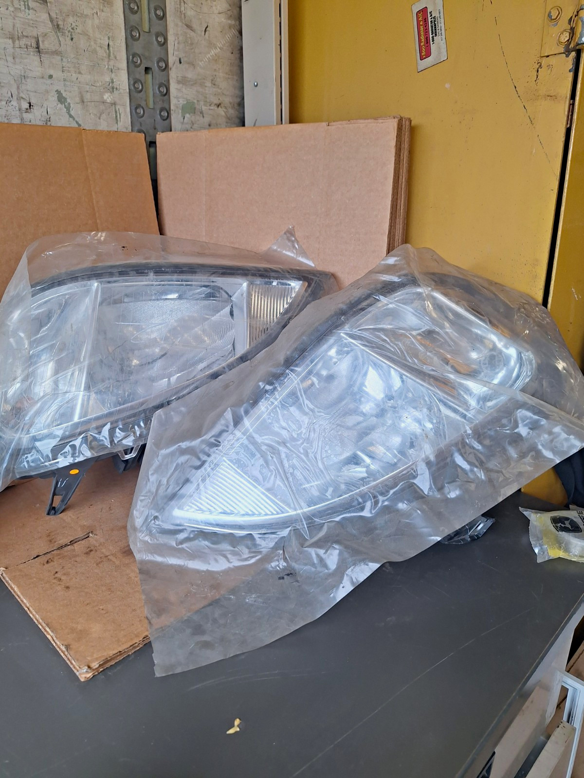 Freightliner Columbia Hella Headlights 1 Pair 223-350-01 & 223-350-02 Freightliner Columbia Hella Headlights 1 Pair 223-350-01 & 223-350-02